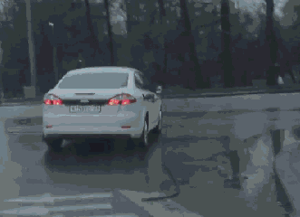 疏忽 | 加完油不看后視鏡，加油站沒了…